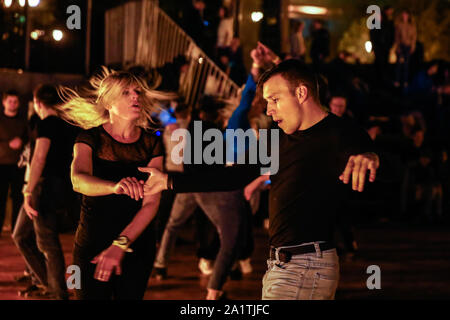 Mosca, Russia. 28 Sep, 2019. I ballerini di partecipare all'ultimo ballo all'aperto delle parti di questo anno la stagione a Pushkinskaya terrapieno in Gorky Park, il centro di Mosca, Russia, Sett. 28, 2019. Durante la stagione estiva, danza-entusiasti come pure persone dal dancing club e scuole è venuto a Gorky Park a ballare la sera. Credito: Maxim Chernavsky/Xinhua/Alamy Live News Foto Stock