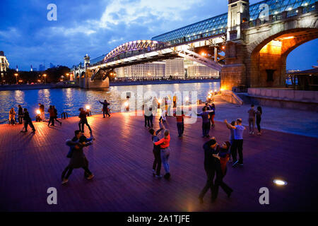 Mosca, Russia. 28 Sep, 2019. I ballerini di partecipare all'ultimo ballo all'aperto delle parti di questo anno la stagione a Pushkinskaya terrapieno in Gorky Park, il centro di Mosca, Russia, Sett. 28, 2019. Durante la stagione estiva, danza-entusiasti come pure persone dal dancing club e scuole è venuto a Gorky Park a ballare la sera. Credito: Maxim Chernavsky/Xinhua/Alamy Live News Foto Stock