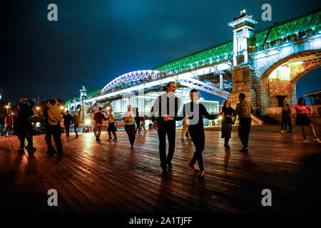 Mosca, Russia. 28 Sep, 2019. I ballerini di partecipare all'ultimo ballo all'aperto delle parti di questo anno la stagione a Pushkinskaya terrapieno in Gorky Park, il centro di Mosca, Russia, Sett. 28, 2019. Durante la stagione estiva, danza-entusiasti come pure persone dal dancing club e scuole è venuto a Gorky Park a ballare la sera. Credito: Maxim Chernavsky/Xinhua/Alamy Live News Foto Stock