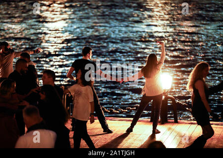 Mosca, Russia. 28 Sep, 2019. I ballerini di partecipare all'ultimo ballo all'aperto delle parti di questo anno la stagione a Pushkinskaya terrapieno in Gorky Park, il centro di Mosca, Russia, Sett. 28, 2019. Durante la stagione estiva, danza-entusiasti come pure persone dal dancing club e scuole è venuto a Gorky Park a ballare la sera. Credito: Maxim Chernavsky/Xinhua/Alamy Live News Foto Stock