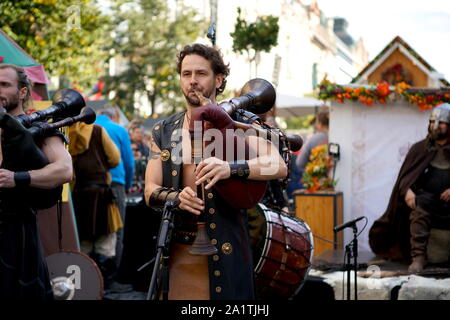 Praga, Repubblica Ceca. 28 Sep, 2019. Gli attori in costumi mideval sfilata per la Piazza Venceslao durante una celebrazione a Praga, la capitale della Repubblica ceca, Sett. 28, 2019. Festa medievale con i balli folcloristici e la spada la concorrenza ha luogo sulla Piazza Venceslao a Praga sabato per commemorare San Venceslao, patrono delle terre ceche. Credito: Dana Kesnerova/Xinhua/Alamy Live News Foto Stock