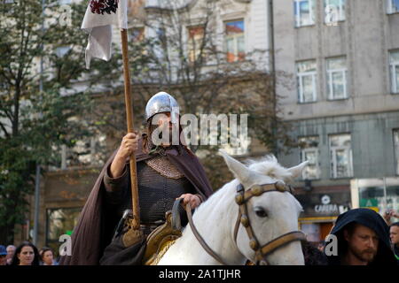 Praga, Repubblica Ceca. 28 Sep, 2019. Un attore in mideval sfilate in costume per la Piazza Venceslao durante una celebrazione a Praga, la capitale della Repubblica ceca, Sett. 28, 2019. Festa medievale con i balli folcloristici e la spada la concorrenza ha luogo sulla Piazza Venceslao a Praga sabato per commemorare San Venceslao, patrono delle terre ceche. Credito: Dana Kesnerova/Xinhua/Alamy Live News Foto Stock