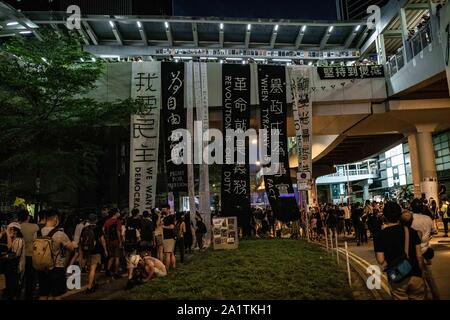 Hong Kong, Cina. 28 Sep, 2019. I banner di appendere al ponte pedonale di fronte a Hong Kong consiglio legislativo durante un rally.dimostrazioni continuare a Hong Kong in un'altra notte di protesta durante la commemorazione del quinto anniversario del Movimento ombrello a Tamar Park. Credito: SOPA Immagini limitata/Alamy Live News Foto Stock