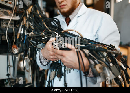 Ingegnere detiene il mazzetto di fili in laboratorio Foto Stock