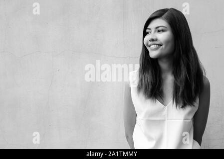 Adolescente bella ragazza sorridente all'aperto girato in bianco e nero Foto Stock