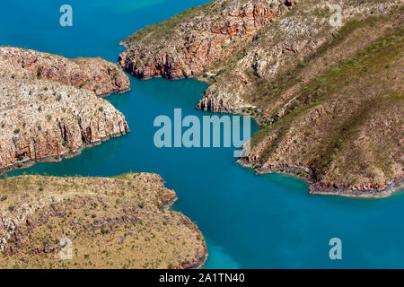 Vista aerea dell'orizzontale cascate situate sulla costa australiana a nord-est di Broome in Australia Occidentale, Australia. Foto Stock