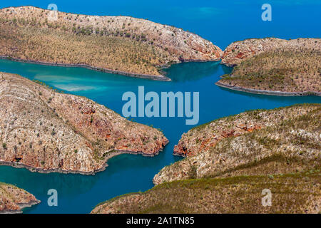 Vista aerea dell'orizzontale cascate situate sulla costa australiana a nord-est di Broome in Australia Occidentale, Australia. Foto Stock