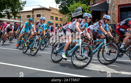 I migliori corridori del mondo corsa attraverso la città di Hahndorf in Sud Australia durante la fase 3 del Tour Down Under. Foto Stock