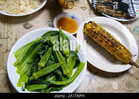 Mostarda cotta a vapore verdi e okra sono una sana libera fritto dieta ricca di nutrienti con assenza di grassi saturi. Foto Stock