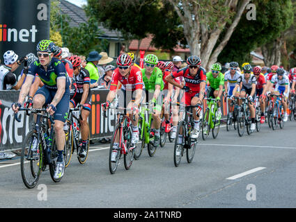 I migliori corridori del mondo corsa attraverso la città di McLaren Flat in Sud Australia durante la fase 3 del Tour Down Under. Foto Stock