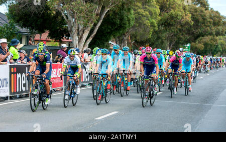 I migliori corridori del mondo corsa attraverso la città di McLaren Flat in Sud Australia durante la fase 3 del Tour Down Under. Foto Stock