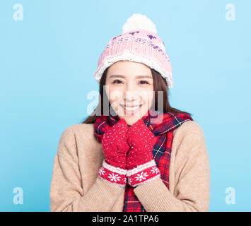 Giovane bella donna in abbigliamento invernale Foto Stock