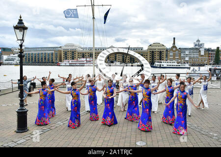 Londra, Regno Unito. 28 Sep, 2019. Cina Gran Bretagna le donne d'affari associazione ospita la seconda Cina Gran Bretagna Fashion Festival 'Qipao' la terraferma cinese e oltremare cinese nato cantando insieme (我和我的祖国)per me e per il mio paese. Alla celebrazione del Grande Cina Cina il settantesimo giorno nazionale 2019. Un 'Qipao cinese " Flash mob. I cinesi in 28 contee e città di tutta la Gran Bretagna partecipare alle migliaia di cheongsams e fine oggi a Londra il 28 settembre 2019, UK. Credito: Picture Capital/Alamy Live News Foto Stock