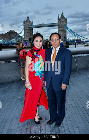 Londra, Regno Unito. 28 Sep, 2019. Onorevole 卢海田 参赞 il consigliere Lu Hai Tian dall'ambasciata cinese a Londra assiste la celebrazione del settantesimo Cina Giornata nazionale del 2019 e un cinese 'Qipao' flash mob, Londra, 28 settembre 2019, UK. Credito: Picture Capital/Alamy Live News Foto Stock