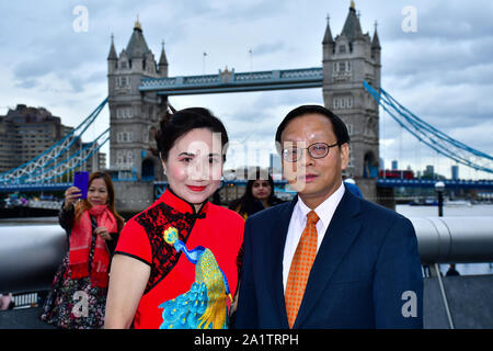 Londra, Regno Unito. 28 Sep, 2019. Onorevole 卢海田 参赞 il consigliere Lu Hai Tian dall'ambasciata cinese a Londra assiste la celebrazione del settantesimo Cina Giornata nazionale del 2019 e un cinese 'Qipao' flash mob, Londra, 28 settembre 2019, UK. Credito: Picture Capital/Alamy Live News Foto Stock