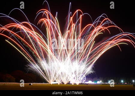 Uno spettacolo di fuochi d'artificio finisce fuori York Balloon Fiesta evento a York Racecourse. Foto Stock