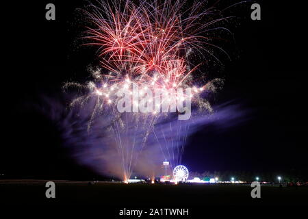 Uno spettacolo di fuochi d'artificio finisce fuori York Balloon Fiesta evento a York Racecourse. Foto Stock