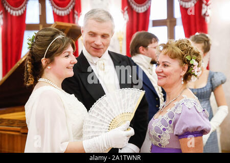 Mosca, Russia. 28 Sep, 2019. Persone che indossano il russo del XIX secolo i costumi di partecipare in una sfera durante la "Guerra e Pace" festival tenutosi a Ostafievo manor all'estrema periferia di Mosca, Russia, Sett. 28, 2019. L idea di questo festival è stato quello di ricreare l'atmosfera della prima metà del XIX secolo in Russia. Il nome del festival si riferisce al libro "Guerra e Pace" di Lev Tolstoj che descritto in questo periodo della storia russa. Credito: Maxim Chernavsky/Xinhua/Alamy Live News Foto Stock