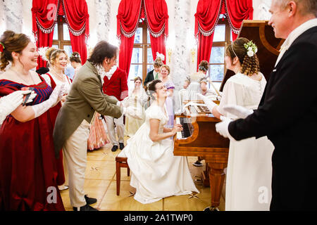 Mosca, Russia. 28 Sep, 2019. Persone che indossano il russo del XIX secolo i costumi di partecipare in una sfera durante la "Guerra e Pace" festival tenutosi a Ostafievo manor all'estrema periferia di Mosca, Russia, Sett. 28, 2019. L idea di questo festival è stato quello di ricreare l'atmosfera della prima metà del XIX secolo in Russia. Il nome del festival si riferisce al libro "Guerra e Pace" di Lev Tolstoj che descritto in questo periodo della storia russa. Credito: Maxim Chernavsky/Xinhua/Alamy Live News Foto Stock