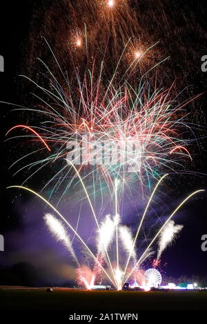 Uno spettacolo di fuochi d'artificio finisce fuori York Balloon Fiesta evento a York Racecourse. Foto Stock