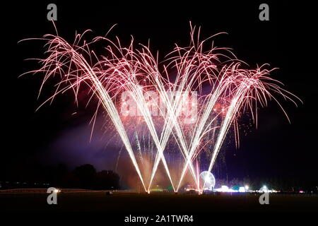 Uno spettacolo di fuochi d'artificio finisce fuori York Balloon Fiesta evento a York Racecourse. Foto Stock