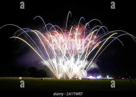 Uno spettacolo di fuochi d'artificio finisce fuori York Balloon Fiesta evento a York Racecourse. Foto Stock