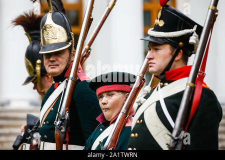 Mosca, Russia. 28 Sep, 2019. Persone che indossano il russo del XIX secolo costumi militari partecipano al "Guerra e Pace" festival tenutosi a Ostafievo manor all'estrema periferia di Mosca, Russia, Sett. 28, 2019. L idea di questo festival è stato quello di ricreare l'atmosfera della prima metà del XIX secolo in Russia. Il nome del festival si riferisce al libro "Guerra e Pace" di Lev Tolstoj che descritto in questo periodo della storia russa. Credito: Maxim Chernavsky/Xinhua/Alamy Live News Foto Stock