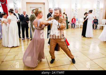 Mosca, Russia. 28 Sep, 2019. Persone che indossano il russo del XIX secolo i costumi di partecipare in una sfera durante la "Guerra e Pace" festival tenutosi a Ostafievo manor all'estrema periferia di Mosca, Russia, Sett. 28, 2019. L idea di questo festival è stato quello di ricreare l'atmosfera della prima metà del XIX secolo in Russia. Il nome del festival si riferisce al libro "Guerra e Pace" di Lev Tolstoj che descritto in questo periodo della storia russa. Credito: Maxim Chernavsky/Xinhua/Alamy Live News Foto Stock
