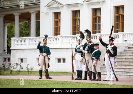 Mosca, Russia. 28 Sep, 2019. Persone che indossano il russo del XIX secolo costumi militari partecipano al "Guerra e Pace" festival tenutosi a Ostafievo manor all'estrema periferia di Mosca, Russia, Sett. 28, 2019. L idea di questo festival è stato quello di ricreare l'atmosfera della prima metà del XIX secolo in Russia. Il nome del festival si riferisce al libro "Guerra e Pace" di Lev Tolstoj che descritto in questo periodo della storia russa. Credito: Maxim Chernavsky/Xinhua/Alamy Live News Foto Stock