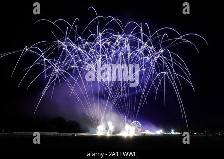 Uno spettacolo di fuochi d'artificio finisce fuori York Balloon Fiesta evento a York Racecourse. Foto Stock