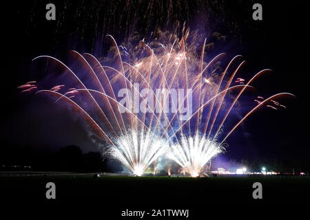 Uno spettacolo di fuochi d'artificio finisce fuori York Balloon Fiesta evento a York Racecourse. Foto Stock