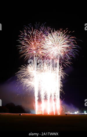 Uno spettacolo di fuochi d'artificio finisce fuori York Balloon Fiesta evento a York Racecourse. Foto Stock