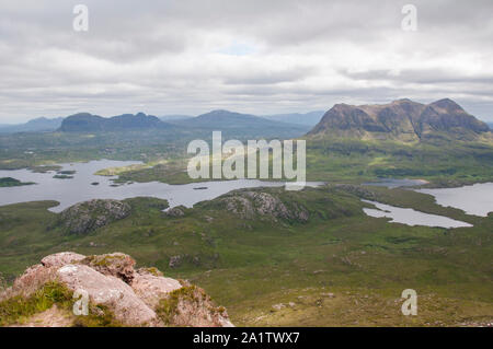 Vista sul Loch Lurgainn dal vertice di Stac Pollaidh, Assynt, NW Scozia Scotland Foto Stock