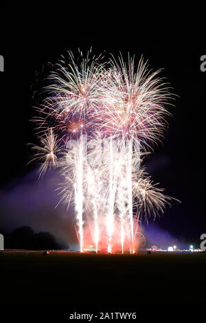 Uno spettacolo di fuochi d'artificio finisce fuori York Balloon Fiesta evento a York Racecourse. Foto Stock