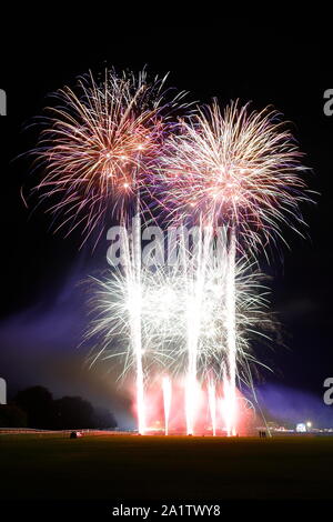 Uno spettacolo di fuochi d'artificio finisce fuori York Balloon Fiesta evento a York Racecourse. Foto Stock