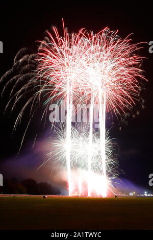 Uno spettacolo di fuochi d'artificio finisce fuori York Balloon Fiesta evento a York Racecourse. Foto Stock