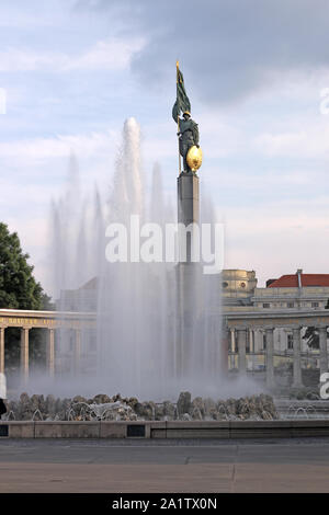 Un monumento alla liberatorsof Schwarzbergplatz Austria Vienna Foto Stock