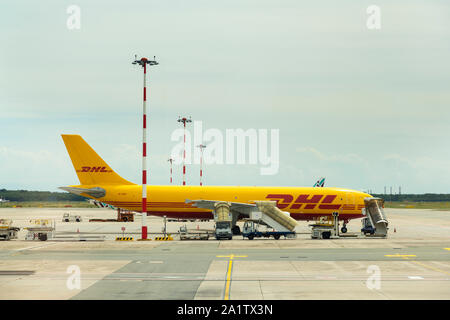 Milano Malpensa, Italia, Agosto 13 2019: DHL corriere aereo parcheggiato in aeroporto Foto Stock