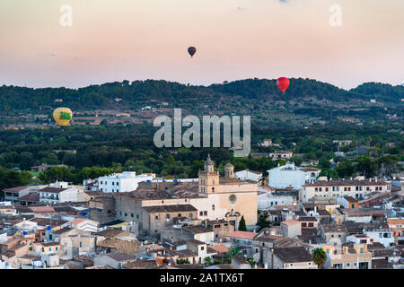 Vista panoramica dal santuario di Sant Salvador Arta Mallorca, in città ci sono tre i palloni ad aria calda sopra la chiesa Foto Stock