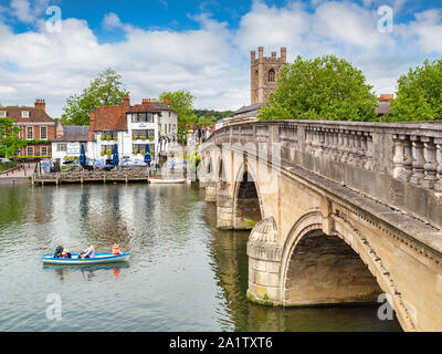 4 giugno 2019: Henley sul Tamigi, Regno Unito - Henley Bridge e il fiume Tamigi, con il pub e ristorante Angel sul fiume, famiglia in barca a remi sul fiume. Foto Stock