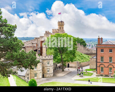 2 Luglio 2019: Lincoln, Regno Unito - Il castello,ad alto angolo di visione con persone distanti a piedi attorno a. Il castello è inusuale in avente due mottes, solo uno dei due Foto Stock