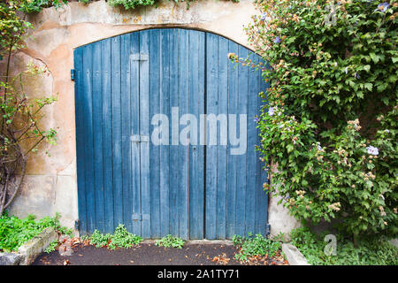 Una vecchia porta di legno in Ménerbes (Menerbes) villaggio, Provenza, Francia Foto Stock