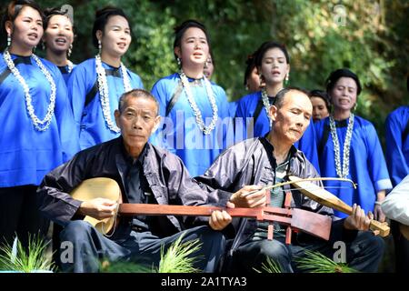 Guizhou, Cina. 29Sep, 2019. Guizhou CINA-La terza Duliujiang Dong gamba bovini pianoforte Song Festival ha dato dei calci a fuori in Qianlie Dong Zhai, Zhongzhen Town, Rongjiang County, Qiandongnan Miao Dong prefettura autonoma, Guizhou. Più di 800 Dong cantanti folk da 38 Dongzhai 42 squadre di canto da Duliujiang County, Rong Jiang County, cantava mucca gamba canzone sotto le antiche banyan tree sul lungofiume, celebrato il Dong nazionalità gamba bovini pianoforte canzone festival, e trasmesso la cultura nazionale. Credito: SIPA Asia/ZUMA filo/Alamy Live News Foto Stock