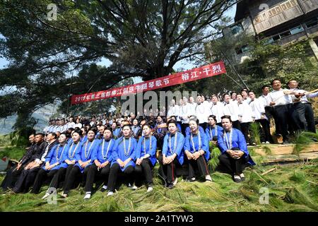 Guizhou, Cina. 29Sep, 2019. Guizhou CINA-La terza Duliujiang Dong gamba bovini pianoforte Song Festival ha dato dei calci a fuori in Qianlie Dong Zhai, Zhongzhen Town, Rongjiang County, Qiandongnan Miao Dong prefettura autonoma, Guizhou. Più di 800 Dong cantanti folk da 38 Dongzhai 42 squadre di canto da Duliujiang County, Rong Jiang County, cantava mucca gamba canzone sotto le antiche banyan tree sul lungofiume, celebrato il Dong nazionalità gamba bovini pianoforte canzone festival, e trasmesso la cultura nazionale. Credito: SIPA Asia/ZUMA filo/Alamy Live News Foto Stock