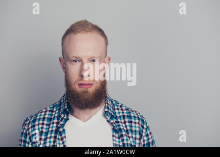 Close-up verticale di Nizza minded sospettoso bello ragazzo con essere Foto Stock