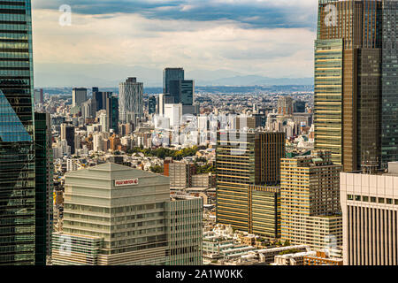 Paesaggio urbano Tokyo, Giappone. Dal 41st° piano dell'Okura, è anche possibile vedere le montagne all'orizzonte dello skyline. Nelle giornate limpide, la vista dal davanti di vetro del bar raggiunge il Monte Fuji nella prefettura di Shizuoka Foto Stock