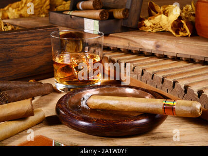 Sigari e whiskey su sfondo di legno Foto Stock