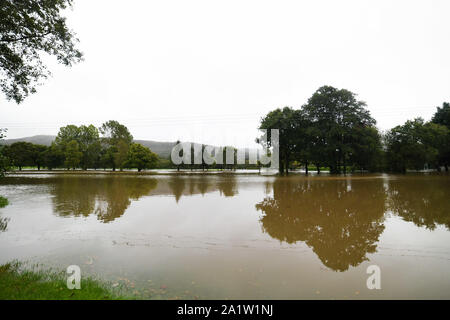 Swansea, Wales, Regno Unito. Domenica, 29 settembre 2019. Acqua di inondazione copre il fairway e green del mond Valley golf Clydach vicino a Swansea. Dopo la pioggia caduta nella notte e il vento ha portato una elevata quantità di pioggia per il Galles del Sud zona provocando inondazioni localizzate, chiusura di strade e lasciando a filamento auto in tutta la regione. Credito : Robert Melen/Alamy Live News Foto Stock