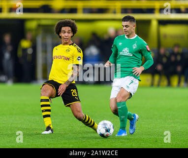 Duelli, duello tra Axel Witsel (Borussia Dortmund) e Milot Rashica (Werder Brema). GES/calcio/1. Bundesliga: Borussia Dortmund - Werder Brema, 28.09.2019 - Calcetto 1° Divisione: Borussia Dortmund vs Werder Brema, Dortmund, Settembre 28, 2019 - DFL regolamenti vietano qualsiasi uso di fotografie come sequenze di immagini e/o quasi-video. | Utilizzo di tutto il mondo Foto Stock