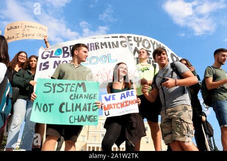 Atene, Grecia. Il 27 settembre, 2019. Manifestanti tenere cartelloni durante la dimostrazione.migliaia di attivisti hanno protestato in Piazza Syntagma per intenzionale di attività umane nei cambiamenti climatici, cercando di aumentare la consapevolezza circa la sua efficacia futura. Credito: Helen Paroglou SOPA/images/ZUMA filo/Alamy Live News Foto Stock